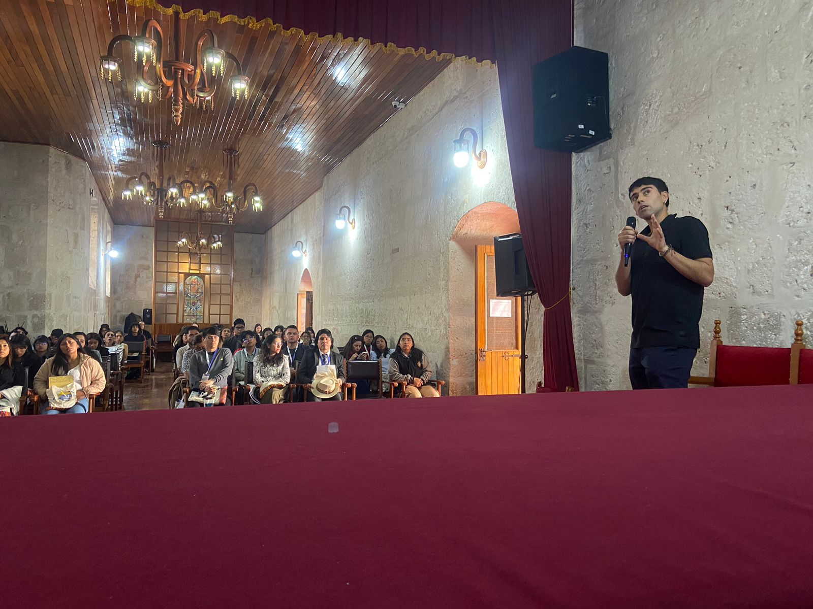 Javier Avilés presentando una investigación traslacional en ansiedad en un congreso SIP